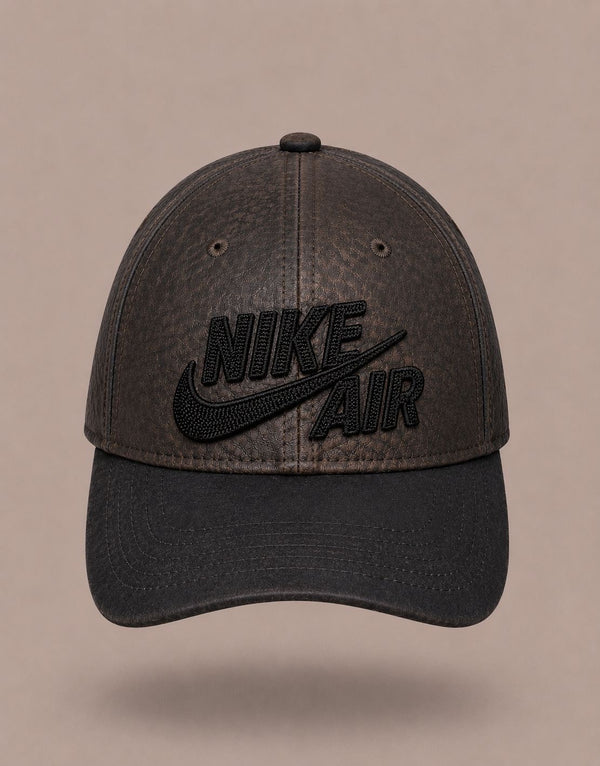 Casquette Air – Cuir Grainé Marron Logo Noir
