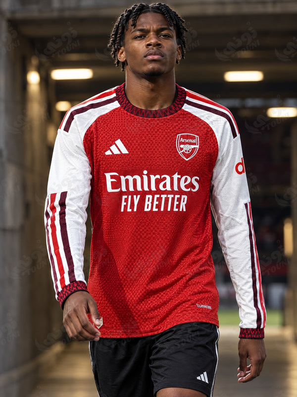 Maillot Arsenal domicile manches longues 2026/27 rouge et blanc porté