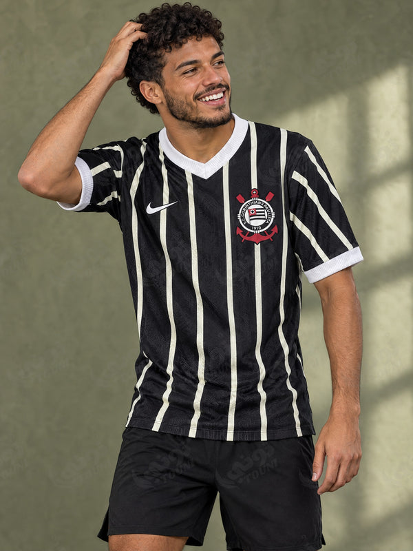 Maillot Corinthians extérieur 2026/27 noir et blanc, rayures crème, col V blanc porté