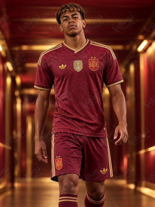 Ensemble Espagne édition Arabesque bordeaux 2026/27, maillot et short portés