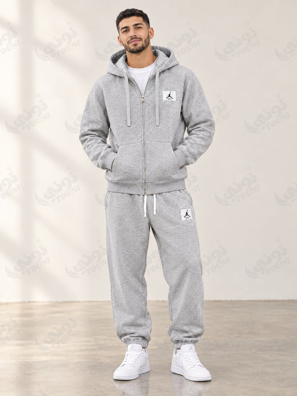 Ensemble hoodie zippé et pantalon de jogging gris chiné, porté