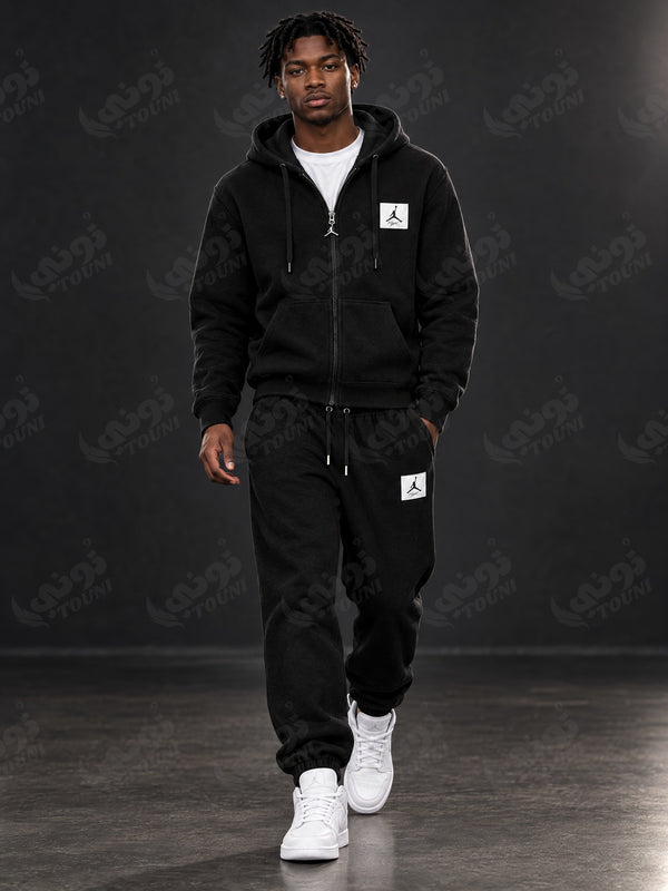 Ensemble hoodie zippé et pantalon de jogging noir, porté