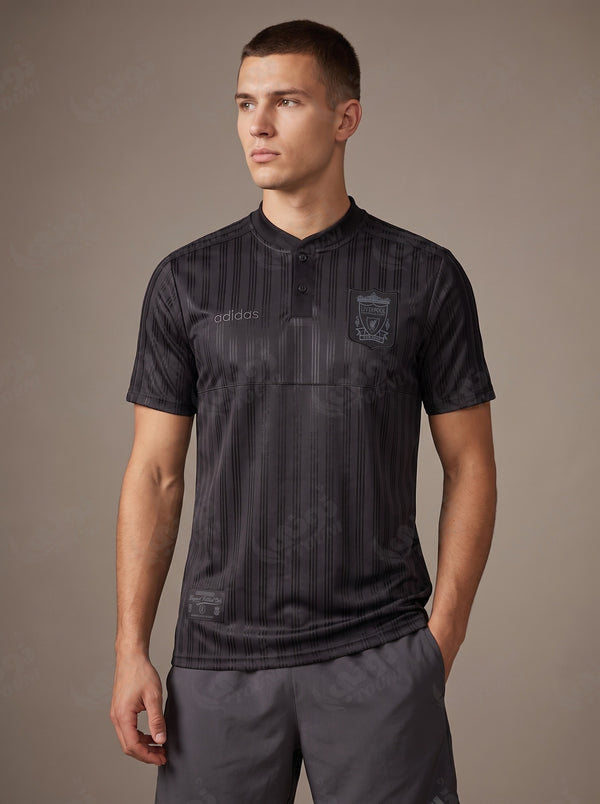 Liverpool FC - Maillot Terrace Icons Noir Ton sur Ton