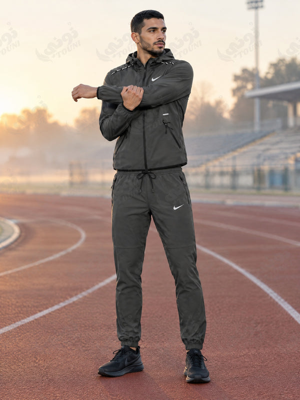 Nike - Survêtement à Capuche Softshell - Détails Réfléchissants (3 coloris) - Gris Foncé - vue portée