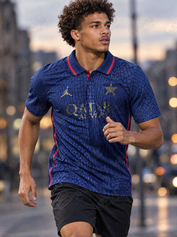 Paris Saint-Germain - Maillot Polo Édition Spéciale 2026/27 Bleu Marine & Or - vue portée