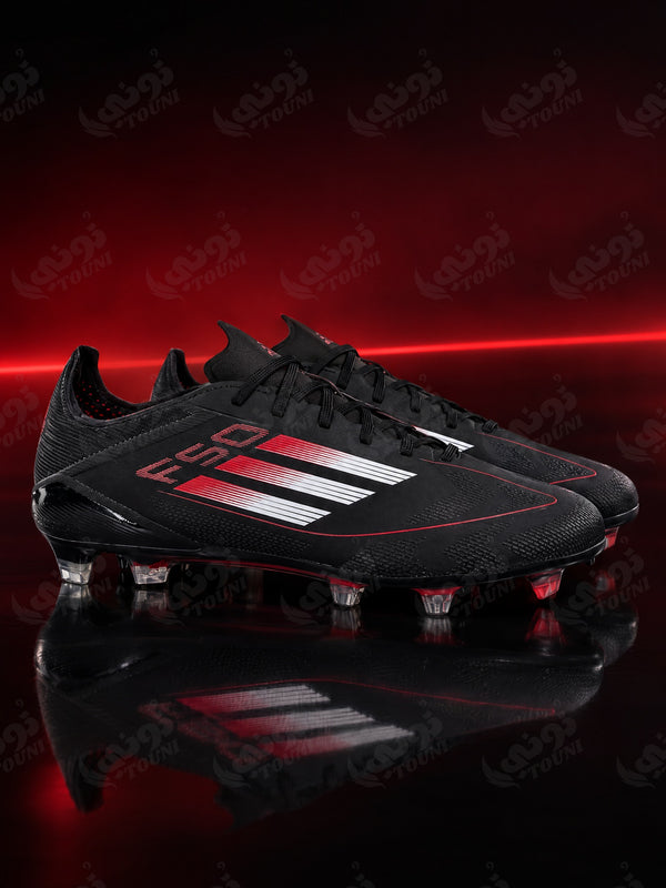 adidas F50 – Crampons à Lacets Noir & Rouge (Qualité Professionnelle) - vue portée