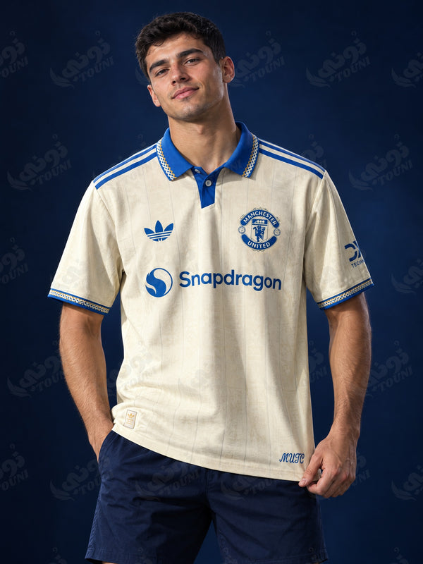 Manchester United - Maillot Polo Édition Spéciale 2026/27 Crème & Bleu Roi - vue portée