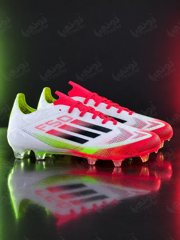 adidas F50 – Crampons à Lacets Blanc, Rouge & Vert Fluo (Qualité Professionnelle) - vue portée