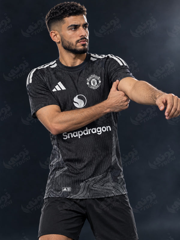 Manchester United - Maillot Édition Relief 2026/27 Noir - vue portée