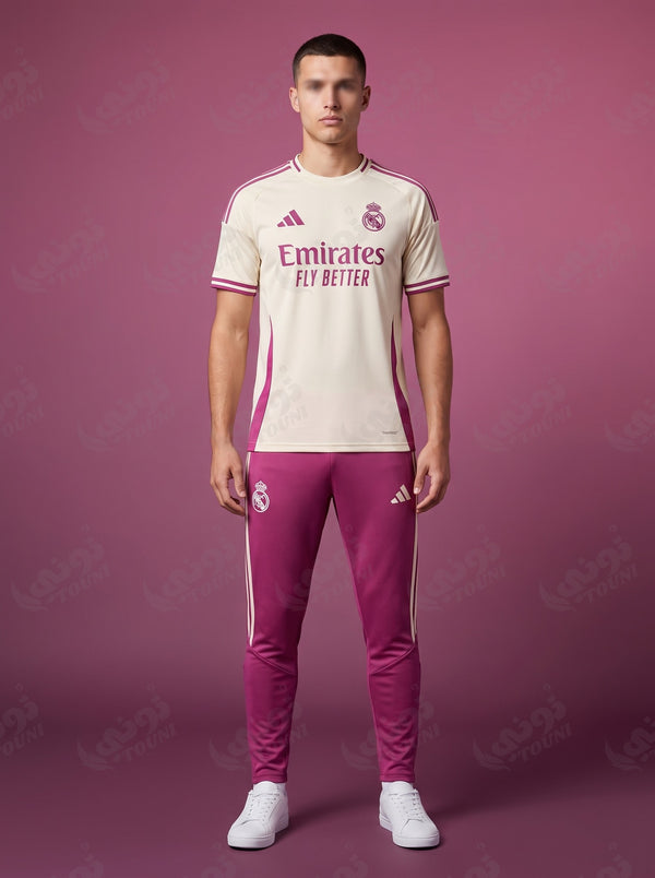 Real Madrid - Ensemble Maillot et Pantalon Crème et Magenta 2026/27 - vue portée