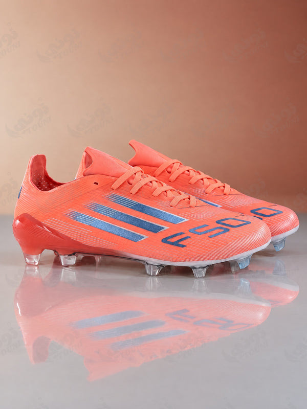 adidas F50 – Crampons à Lacets Corail & Bleu Métallisé (Qualité Professionnelle) - vue portée