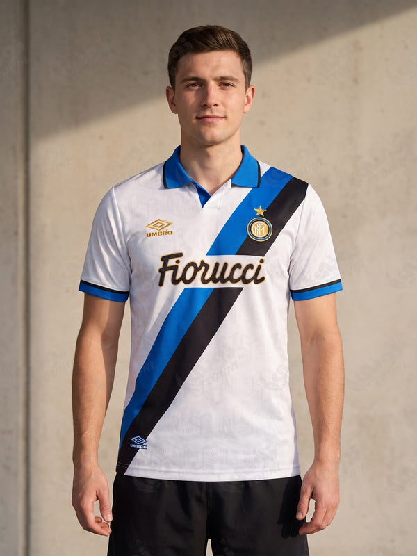 Inter Milan - Maillot Rétro Extérieur 1994/95 « Fiorucci » Blanc Bande Bleu & Noir - vue portée
